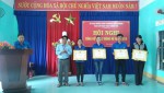 Đ/c Lê Hồng Tuyến - Chủ tịch UBND phường: trao giấy khen cho các tập thể và cá nhân xuất sắc trong Hoạt động hè 2016