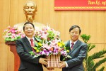 Đồng chí Nguyễn Đức Hải tặng hoa chúc mừng đồng chí Lê Phước Thanh được tín nhiệm bầu vào cương vị công tác mới. Ảnh: NGUYÊN ĐOAN