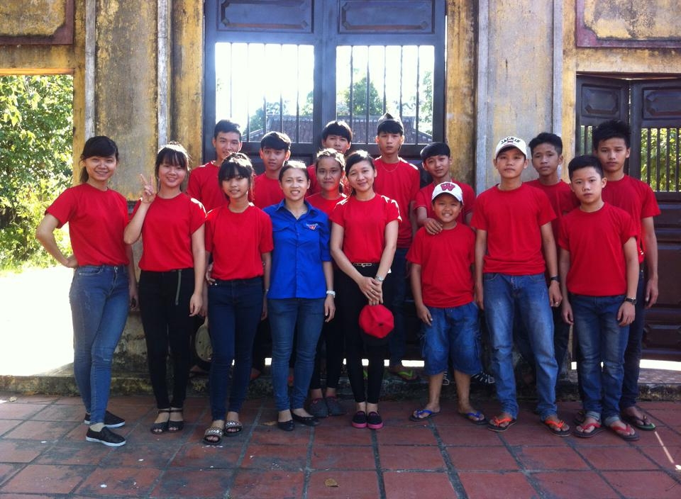 Đoàn hành trình chụp ảnh lưu niệm tại Đình làng Thạch Tân, xã Tam Thăng