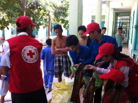 Các tình nguyện viên trao những xuất "cơm tình thương" tại Bệnh viện Tâm thần Quảng Nam