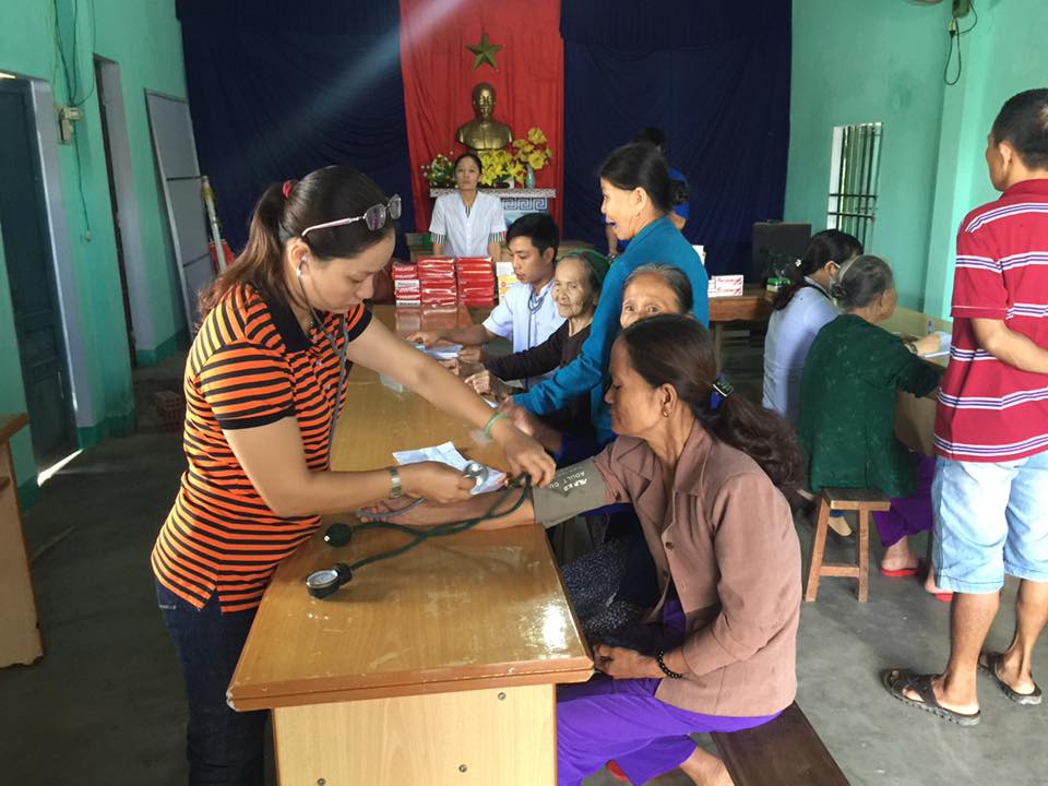ĐVTN trung tâm y tế thành phố tham gia khám bệnh và phát thuốc cho người dân phường An Phú