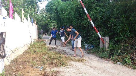 ĐVTN phường Hòa Hương phát quang, dọn vệ sinh trên các tuyến đường thanh niên tự quảng xanh - sạch - đẹp