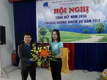 Anh Lê Quang Quỳnh - Trưởng ban Tuyên giáo Tỉnh đoàn Quảng Nam tặng hoa chúc mừng CLB Hội Người Quảng Nam tại Hội nghị