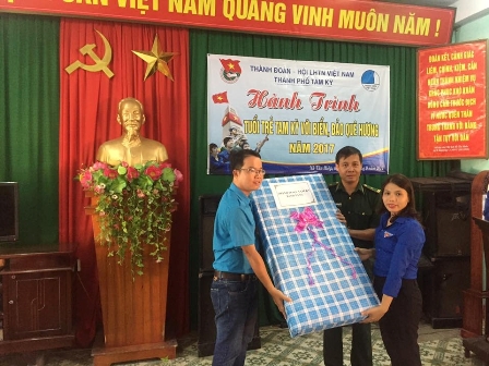 Đại diện BTV Thành đoàn và Hội LHTN thành phố trao quà lưu niệm cho Đồn biên phòng Cù Lao Chàm