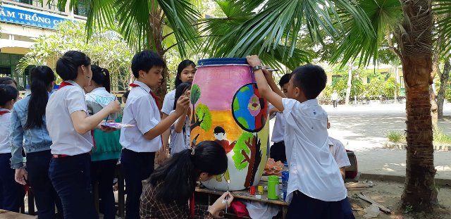 Liên đội THCS Huỳnh Thúc Kháng - vẽ tranh bảo vệ môi trường
