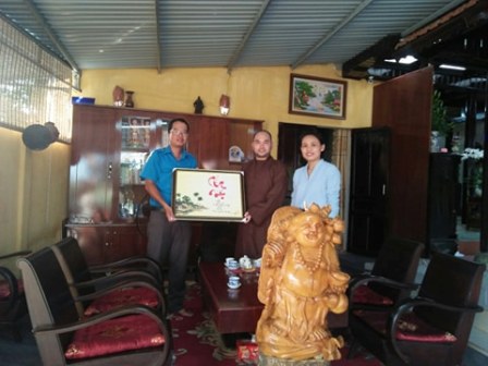 Hội LHTN thành phố đến thăm và chúc mừng nhân đại lễ Vu Lan tại chùa Đông Yên - phường Hòa Thuận