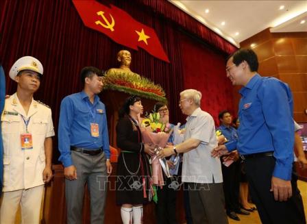 Tổng Bí thư, Chủ tịch nước Nguyễn Phú Trọng tặng hoa các đảng viên trẻ tiêu biểu