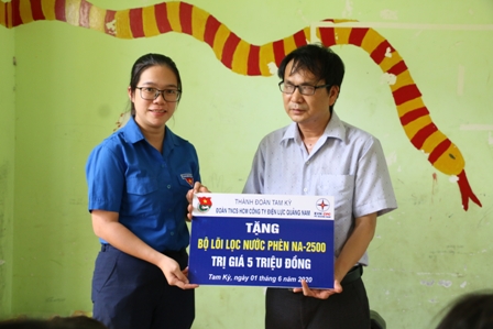 Đoàn thanh niên PC Quảng Nam: Thăm và tặng quà nhân ngày Quốc tế thiếu nhi (01/6)