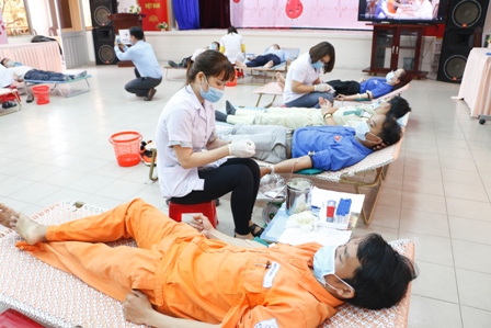 ĐVTN tham gia hiến máu