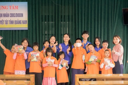 Đoàn trường THPT Chuyên Nguyễn Bỉnh Khiêm trao quà tại Trung tâm Bảo trợ nhận nhân CĐDC Dioxin Quảng Nam