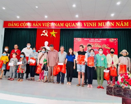 Đoàn phường Tân Thạnh trao quà cho các hộ gia đình khó khăn