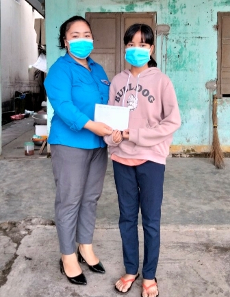 Đoàn phường Phước Hòa trao quà cho học sinh khó khăn