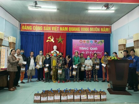 Đoàn phường Hòa Hương trao quà cho các hộ gia đình khó khăn