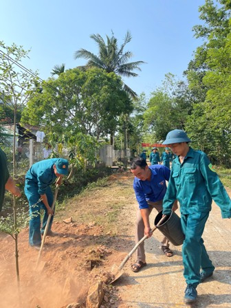 ĐVTN tham gia trồng cây xanh tại khu huấn luyện quân sự