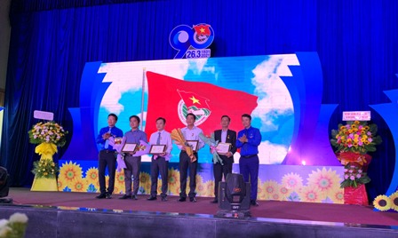 Đ/c Nguyễn Xuân Đức - PBT Thường trực Tỉnh đoàn trao Kỷ niệm chương 'Vì thế hệ trẻ'