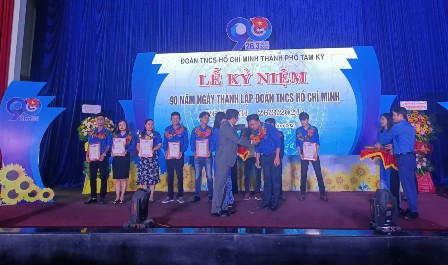 Đ/c Trần Nam Hưng - UVBTV Tỉnh ủy - Bí thư Thành ủy trao hoa chúc mừng các Bí thư chi đoàn tiêu biểu