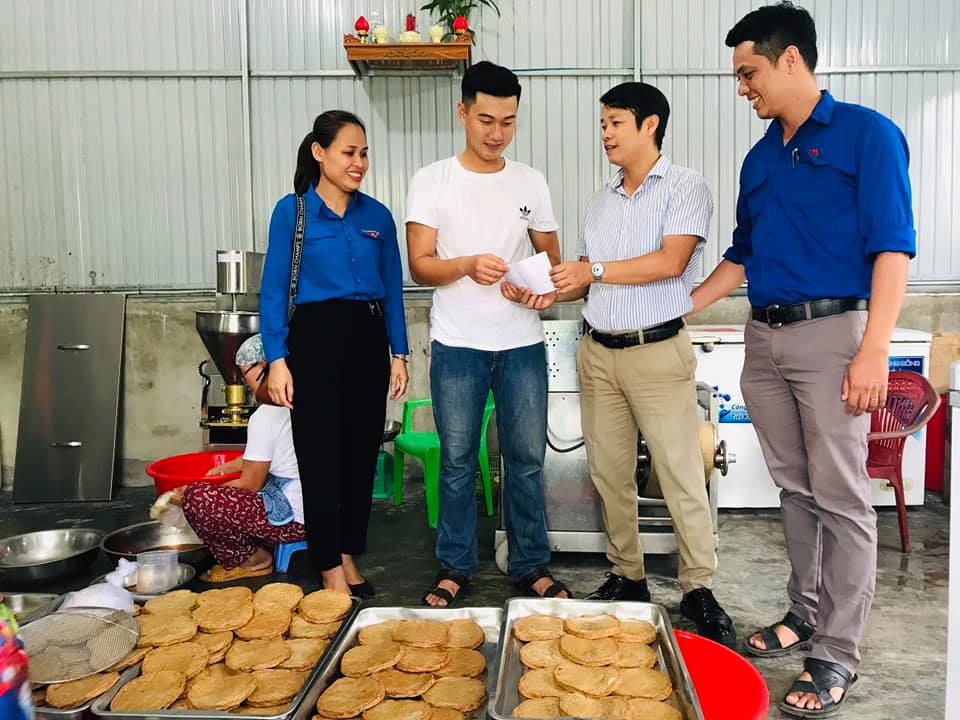 Đ/c Võ Thanh Cung - Bí thư Thành đoàn đến thăm cơ sở sản xuất chả cá của thanh niên Nguyễn Thành Phát - phường An Phú