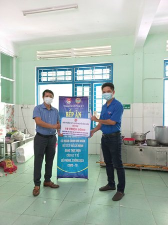 Đoàn trường Nguyễn Bỉnh Khiêm hỗ trợ khu cách Ly