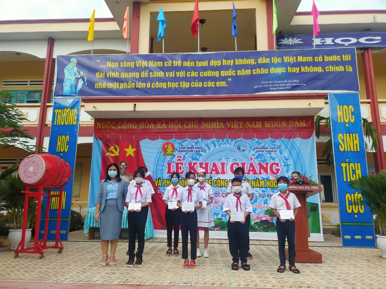 HĐĐ Tam Kỳ trao quà cho học sinh khó khăn tại THCS Thái Phiên