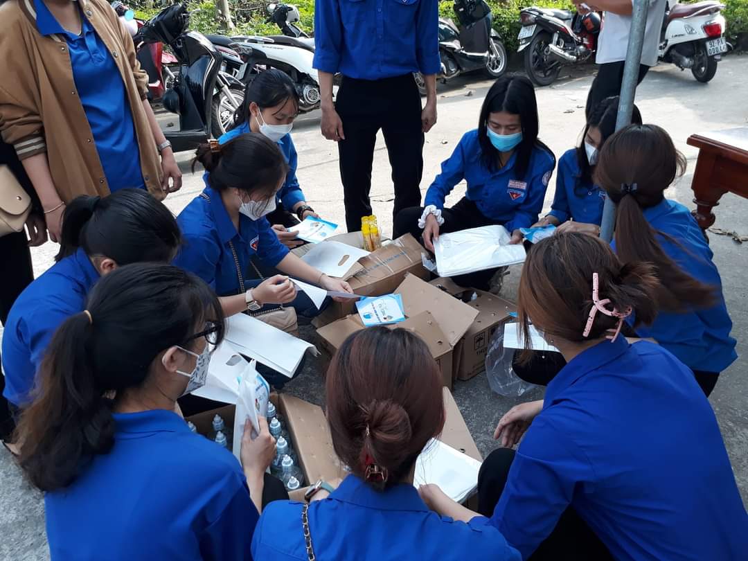 ĐVTN xã Tam Ngọc tham gia phân quà thực hiện chương trình Triệu túi an sinh