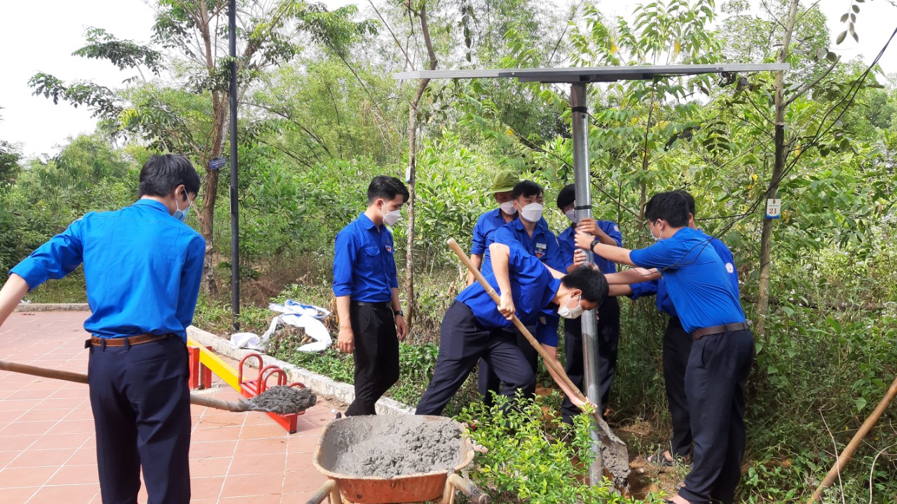 ĐVTN trường THPT Chuyên Nguyễn Bỉnh Khiêm tham gia lắp đặt giếng tưới cây bằng năng lượng mặt trời