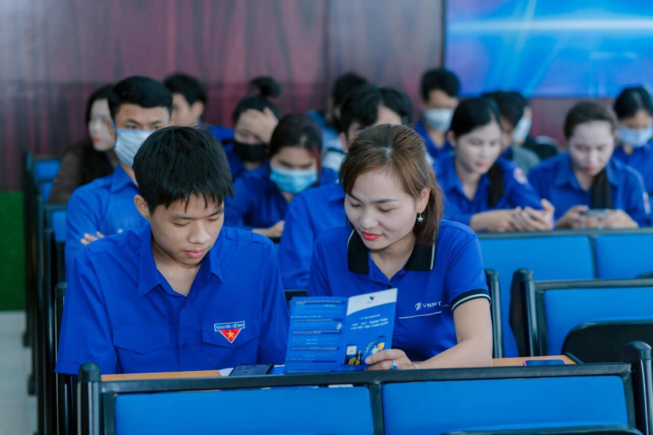 Tuổi trẻ VNPT Quảng Nam hướng dẫn đoàn viên cài đặt ứng dụng VNPT
