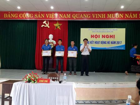 Đ/c Phan Văn Ngọc - PCT UBND phường - Trưởng Ban chỉ đạo hoạt động Hè 2017: trao giấy khen cho các tập thể và cá nhân xuất sắc