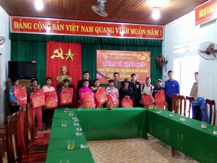Đoàn công tác phường An Phú tặng quà cho bà con nhân dân xã kết nghĩa Trà Tập