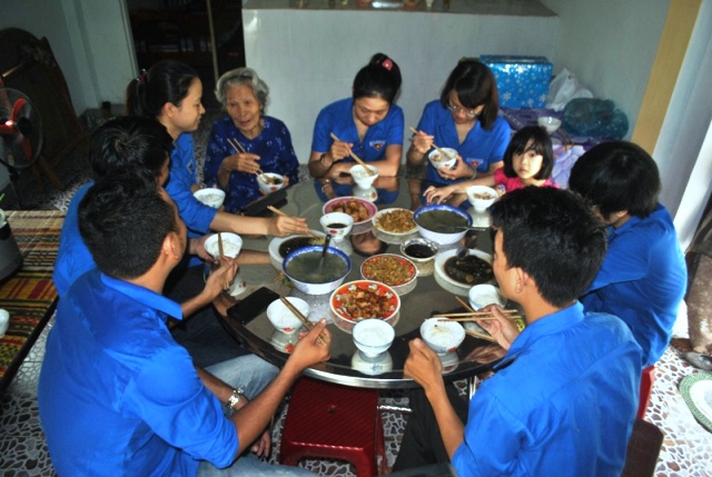 Bữa cơm đoàn viên tại nhà mẹ VNAH Nguyễn Thị Phong