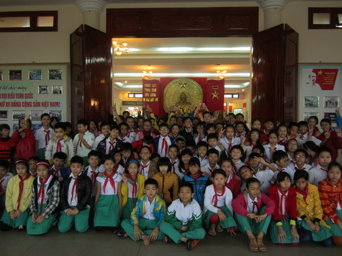 Các em đội viên - nhi đồng chụp ảnh lưu niệm tại Nhà truyền thống LLVT tỉnh Quảng Nam