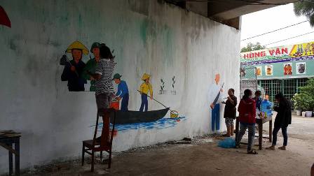 ĐVTN tham gia vẽ tranh tuyên truyền tại chân cầu Kỳ Phú