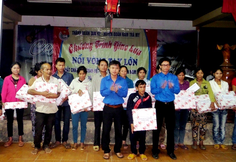 Thanh niên Tam Kỳ tặng quà cho đồng bào nghèo huyện kết nghĩa