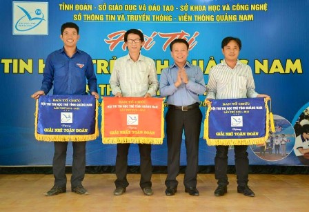 Đ/c Thái Bình (UVBCH Trung ương Đoàn, Tỉnh ủy viên, Bí Thư Tỉnh đoàn Quảng Nam) trao giải thưởng toàn đoàn cho các đơn vị