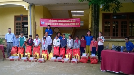 Đoàn xã Tam Phú: Tình nguyện về với xã Trà Mai, huyện Nam Trà My